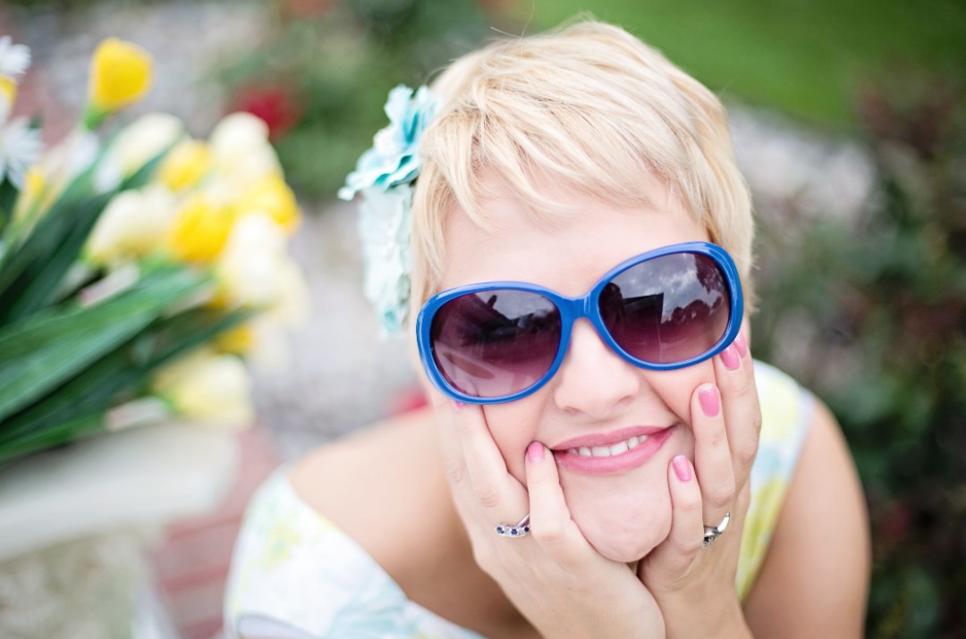 woman with blue sunglasses